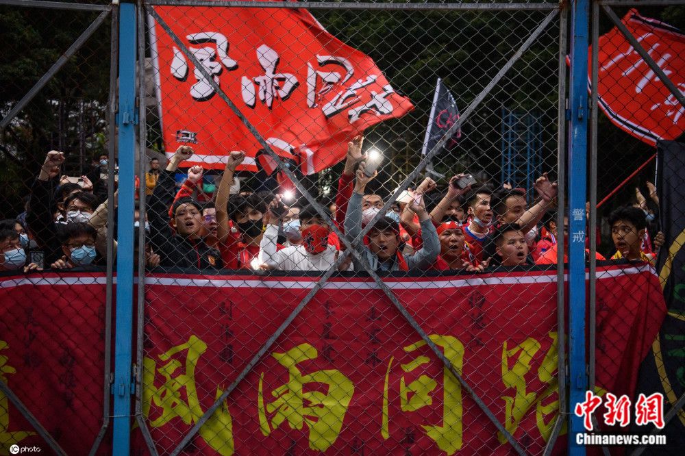 03:45 法超杯赛事巴黎圣日耳曼 VS图卢兹 姆巴佩单核带队能否如愿捧杯？04:00 意大利赛场罗马 VS克雷莫纳 穆帅能否率罗马突出重围，顺利晋级？04:30 西甲赛事赫罗纳 VS马德里竞技 赫罗纳力争延续黑马本色，主场送马竞一败？ 事件足协官方：新赛季中超外援累计可注册7人，登场5人冬窗1/4至2/28足协官方公布新赛季外援政策和转会窗日期。